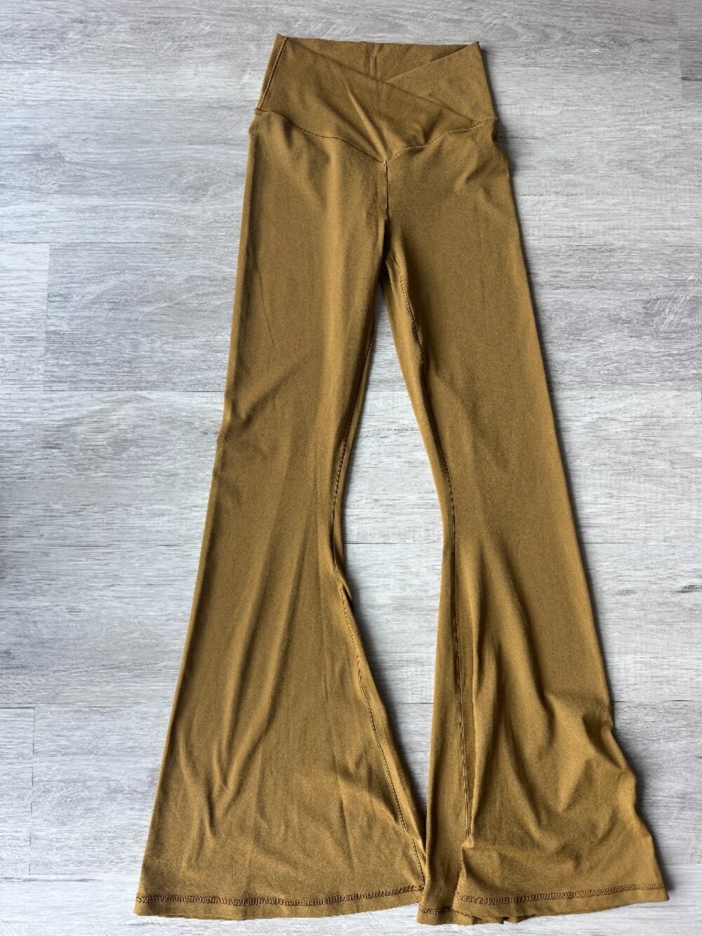 Aerie OFFLINE Flare Leggings Mustard Cedar Expedition M High Waisted Crossover Y - Picture 3 of 10